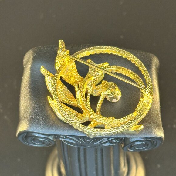 ✨ Vintage Gold-Tone Wreath Brooch with Faux Pearl & Leaf Detail – Classic Elegan - Picture 2 of 3